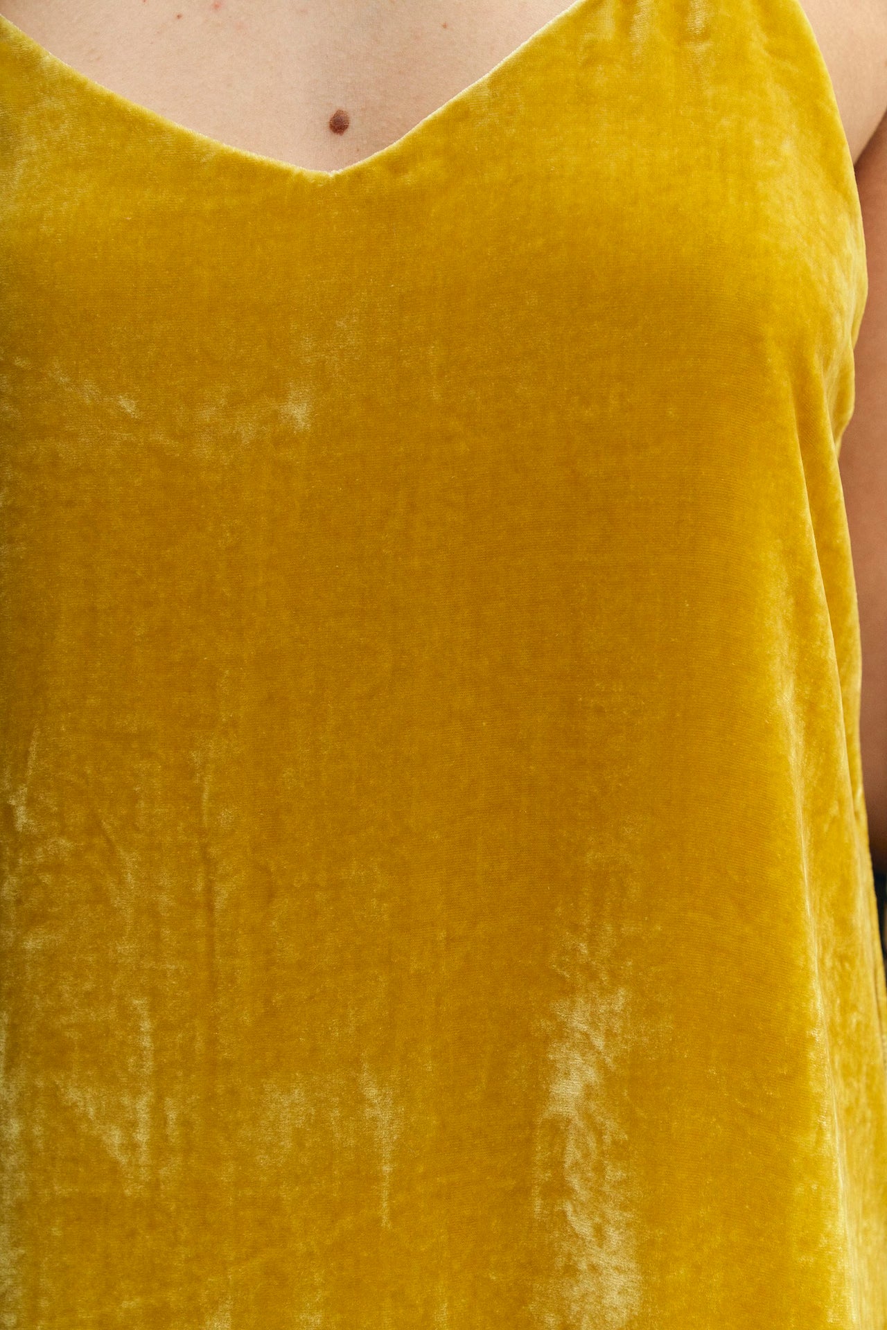 ЖОВТА СУКНЯ З ШОВКОВОГО ОКСАМИТУ